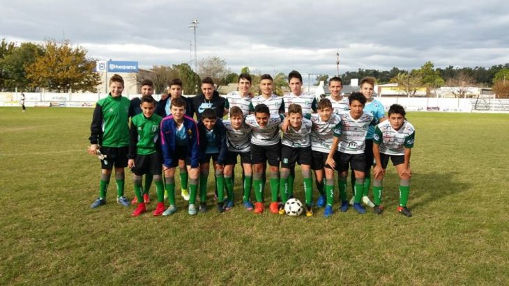 Los chicos salieron a la cancha